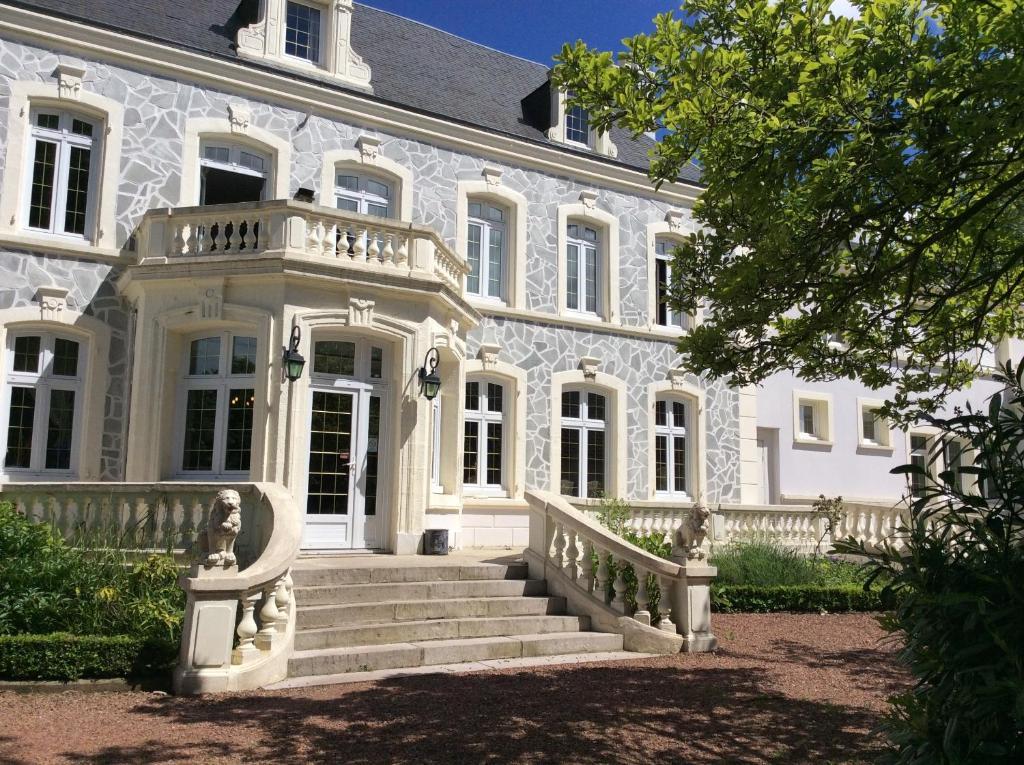 Logis Hotel & Restaurant - Le Chateau Des Tourelles 3 Etoiles Le Wast Eksteriør bilde