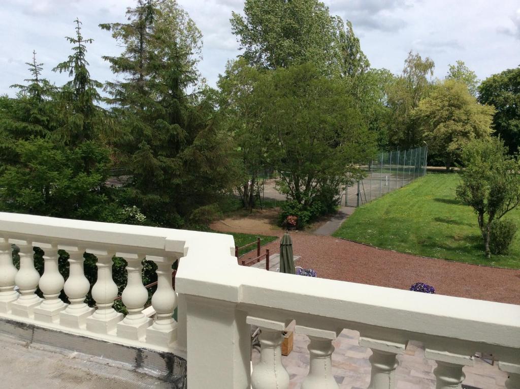 Logis Hotel & Restaurant - Le Chateau Des Tourelles 3 Etoiles Le Wast Eksteriør bilde