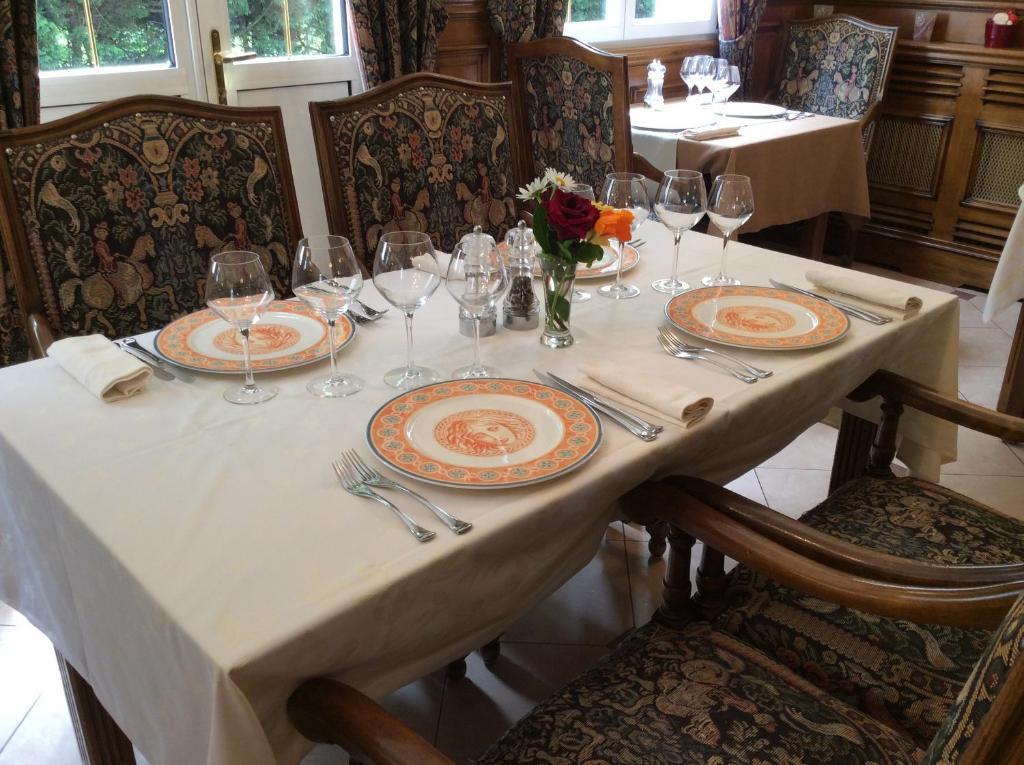 Logis Hotel & Restaurant - Le Chateau Des Tourelles 3 Etoiles Le Wast Eksteriør bilde